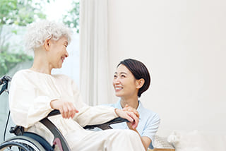 訪問歯科診療で誤嚥性肺炎の予防を